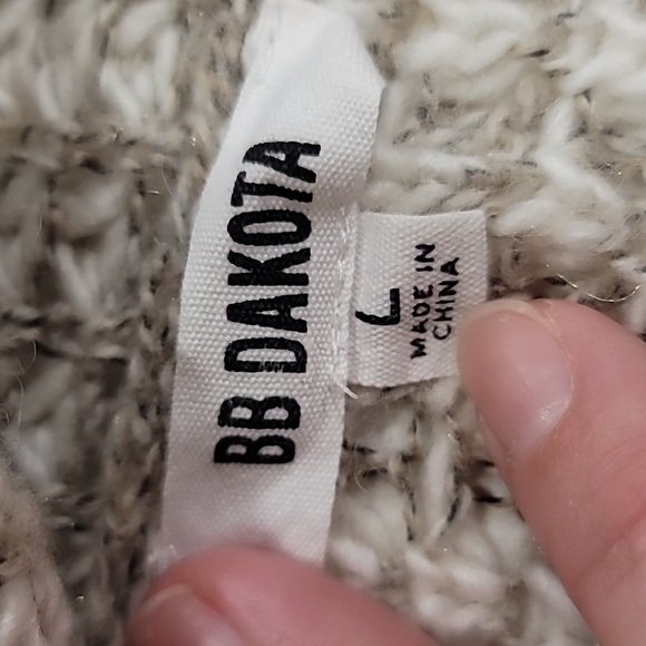 Soft knit tan sweater - Picture 4 of 6